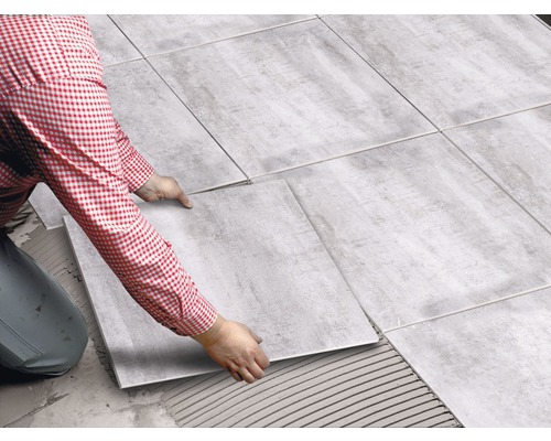 Fliesenleger verlegt Bodenfliesen