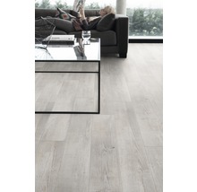 Heller Bodenbelag aus Laminat in Wohnzimmer