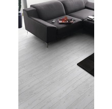 Wohnzimmer mit Sofa und hellem Holzboden