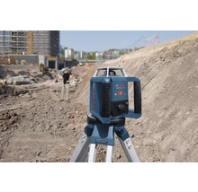Baustellenszene mit einem Bosch Rotationslaser auf einem Stativ zur horizontalen Nivellierung