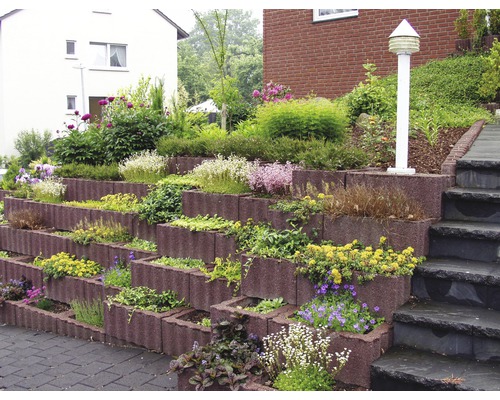 Terrassengarten mit Hangbefestigung und Treppe
