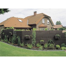 Garten mit einer Sichtschutzwand aus Beton und integrierten Pflanzkästen