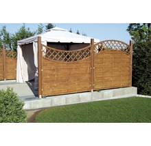 Holzzaun mit Pavillon im Garten