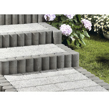 Treppe aus Betonpflastersteinen im Garten