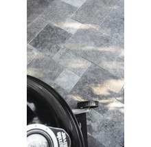 Graue Pflastersteine im Fischgrätenmuster mit Grill