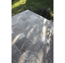 Terrasse mit rechteckigen Natursteinplatten