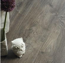 Dekoratives Laminat mit Holzoptik im Innenbereich.