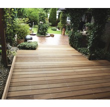 Holzterrasse im Garten mit Pflanzen und Dekoration