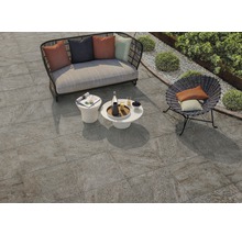 Außenbereich mit Terrassenfliesen, Sitzgruppe und Gartengestaltung