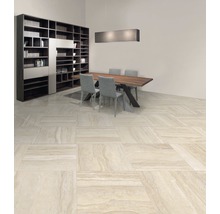 Wohnzimmer mit Bücherregal, Esstisch und Bodenfliesen