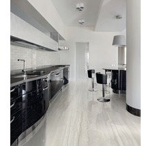 Helle Küche mit Bodenfliesen, Küchenzeile und Barhockern