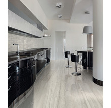 Helle, moderne Küche mit Küchenzeile, Barhockern und Fliesenboden