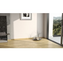 Innenraum mit Holzboden, Kamin und Fensterfront