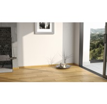 Heller Raum mit Parkettboden, Kamin und Terrassentür