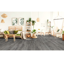 Wohnzimmer mit grauer Holzbodenoptik, Holzmöbeln, Hängepflanzen und Hängesessel