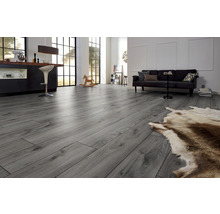 Heller Raum mit grauem Laminatboden, Sofa und Bar