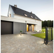 Einfamilienhaus mit gepflasterter Auffahrt und Gartenzaun