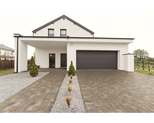 Einfamilienhaus mit gepflasterter Auffahrt und Garage