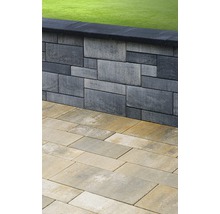 Mauer aus Betonsteinen und Pflastersteinen im Garten