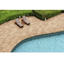 Terrasse mit Pflastersteinen, zwei Liegestühlen und Pool