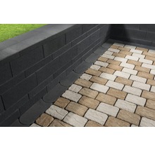 Gartenmauer aus Betonsteinen mit Pflastersteinen