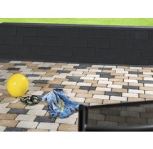 Garten mit Pflastersteinen und Mauer