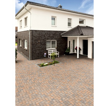 Einfamilienhaus mit gepflasterter Auffahrt und Vorgarten