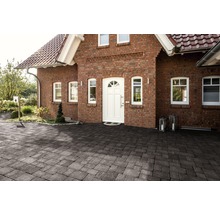 Einfamilienhaus mit gepflasterter Einfahrt und gemauerter Fassade