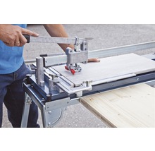 Mann schneidet Fliese mit Fliesenschneider