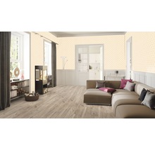 Wohnzimmer mit Sofa, Bücherregal und gemusterter Tapete