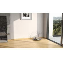 Innenraum mit Holzboden, Kamin und Blick ins Grüne