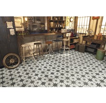 Szene mit Bodenfliesen im Vintage-Stil und Sternmuster.