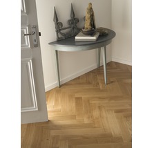 Eingangsbereich mit Fischgrätenparkett, Halbmondtisch und Dekoration