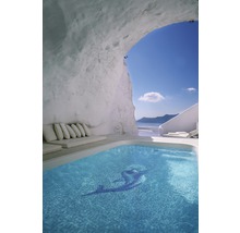 Schwimmbad in einer Höhle mit Meerblick und Sitzgelegenheiten