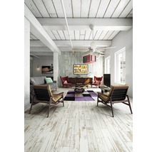 Heller Wohnraum mit Holzboden, Sofa, Sesseln und Dekoration