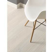 Heller Holzboden mit weißem Stuhl