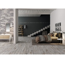 Helles Zimmer mit Holzboden, Bett, Treppe und Waschtisch