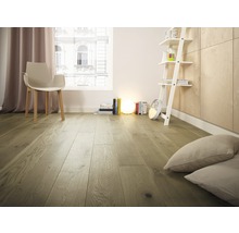 Raumansicht mit Holzboden, Stuhl, Fenster und Dekoration