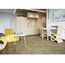 Innenraum mit Holzboden, gelbem Sessel, Tisch und Stühlen