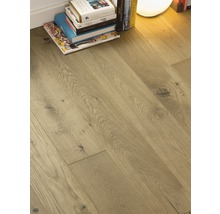 Verlegung von Holzboden neben einem Bücherstapel