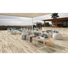 Außenbereich mit Terrassendielen, Lounge-Mobiliar und Bar