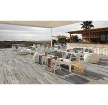 Außenbereich mit Holzboden, Sitzmöbeln und Bar am Strand