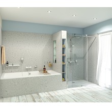 Badezimmer mit Badewanne, Dusche und Regalen