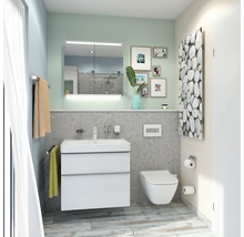 Helles Badezimmer mit Waschbeckenunterschrank, Spiegelschrank, Toilette und Heizkörper