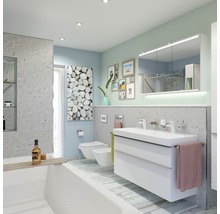 Helles Badezimmer mit Badewanne, Waschbeckenunterschrank, Toilette und Bidet in einem modernen Design.