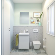 Badezimmer mit Waschbecken, Toilette, Spiegel, Handtuch und Dekorationen