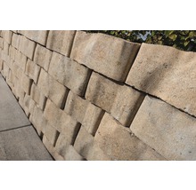 Mauer aus Betonsteinen