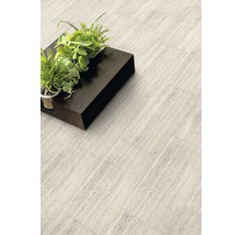 Beige Bodenfliesen mit Steinoptik und Pflanzen auf einem Tablett