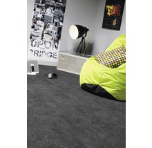 Innenraum mit grauer Bodenfläche, Sitzsack und Dekoration