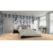 Helles Schlafzimmer mit Bett, Tapete mit Flügelmuster, Schreibtisch und Pendelleuchten